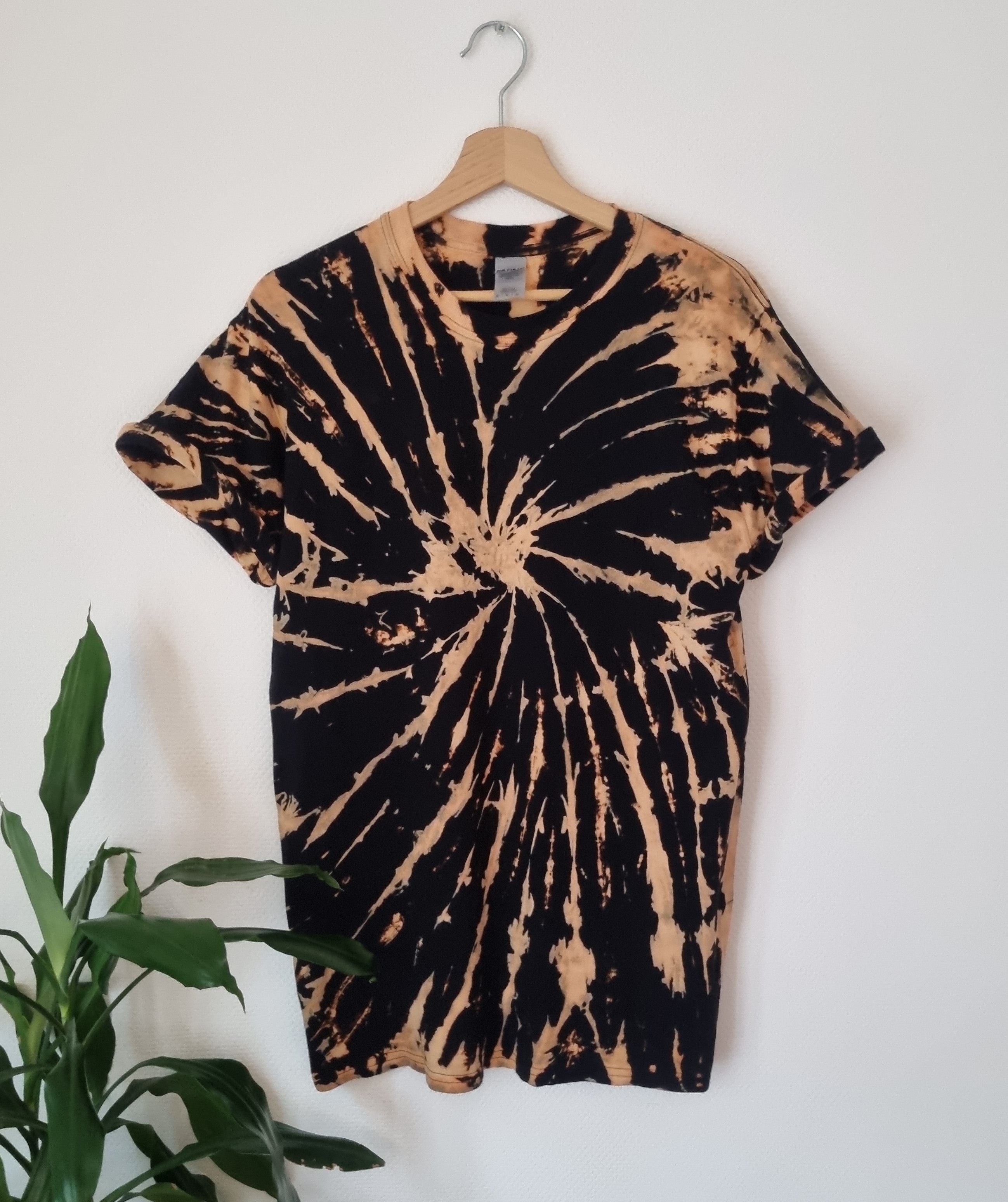 Black Brown Bleach Tie Dye Spiral Design T-shirt. Size Large